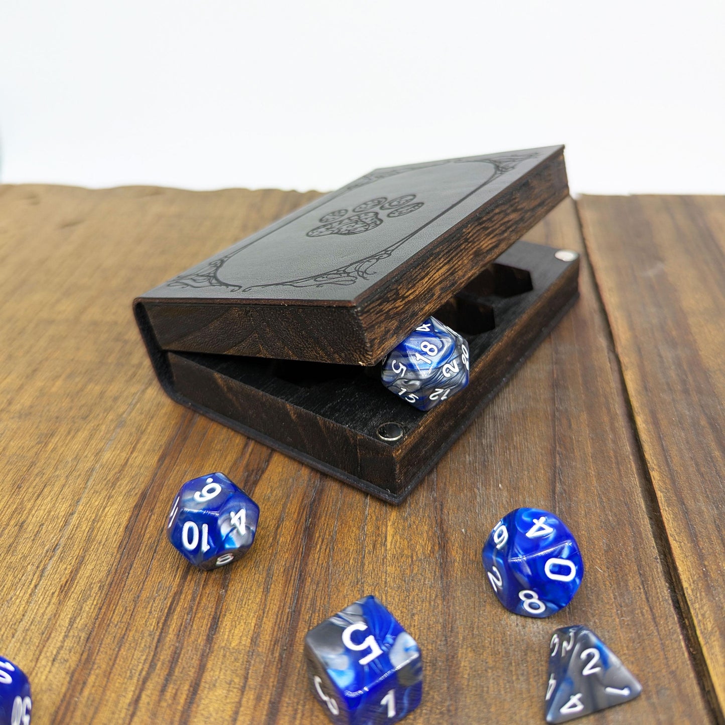 Cofanetto Porta Dadi in Pelle con Impronta di Gatto e Fasi Lunari – Custodia e Tiradadi in Legno a Forma di Libro Stile Witchy per DnD