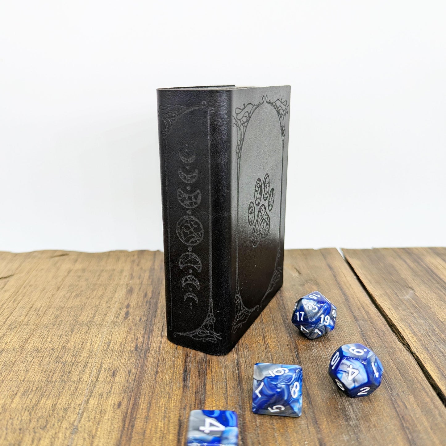 Cofanetto Porta Dadi in Pelle con Impronta di Gatto e Fasi Lunari – Custodia e Tiradadi in Legno a Forma di Libro Stile Witchy per DnD