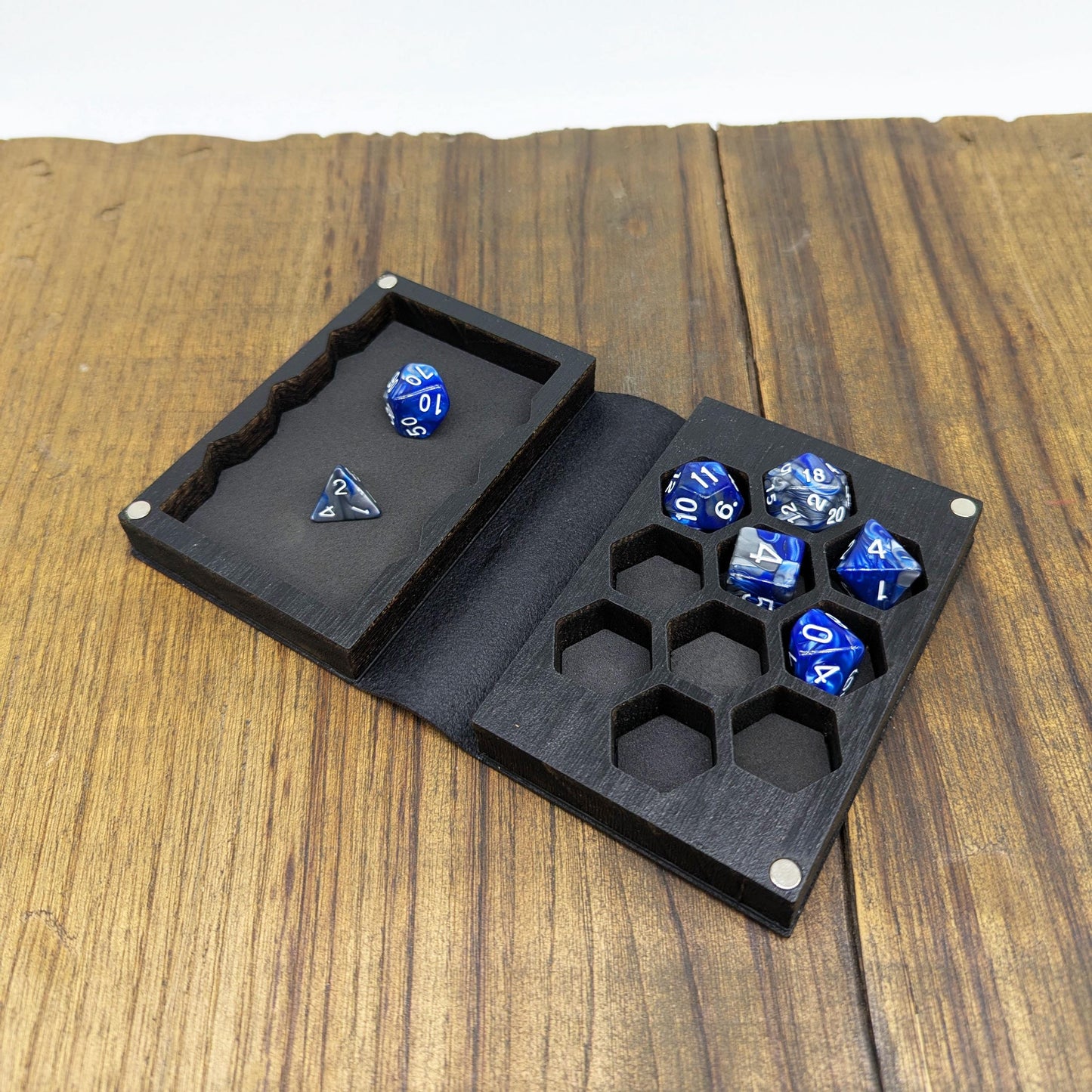 Cofanetto Porta Dadi in Pelle con Impronta di Gatto e Fasi Lunari – Custodia e Tiradadi in Legno a Forma di Libro Stile Witchy per DnD