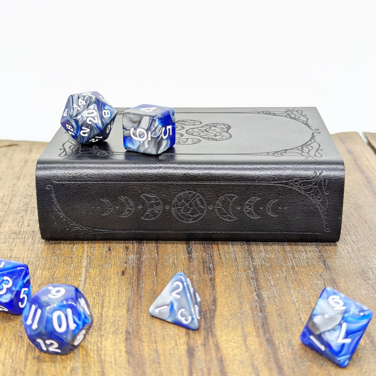 Cofanetto Porta Dadi in Pelle con Impronta di Gatto e Fasi Lunari – Custodia e Tiradadi in Legno a Forma di Libro Stile Witchy per DnD