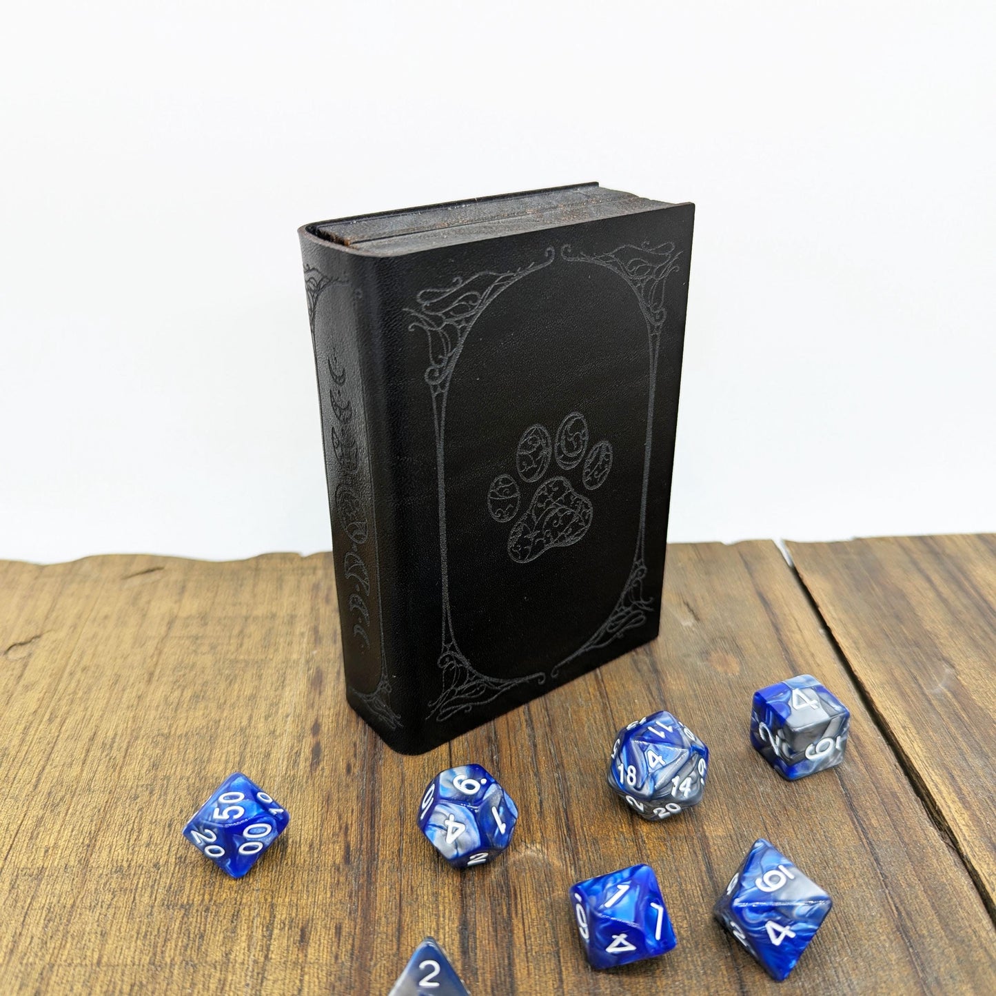 Cofanetto Porta Dadi in Pelle con Impronta di Gatto e Fasi Lunari – Custodia e Tiradadi in Legno a Forma di Libro Stile Witchy per DnD