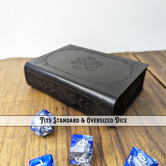 Cofanetto Porta Dadi in Pelle con Impronta di Gatto e Fasi Lunari – Custodia e Tiradadi in Legno a Forma di Libro Stile Witchy per DnD