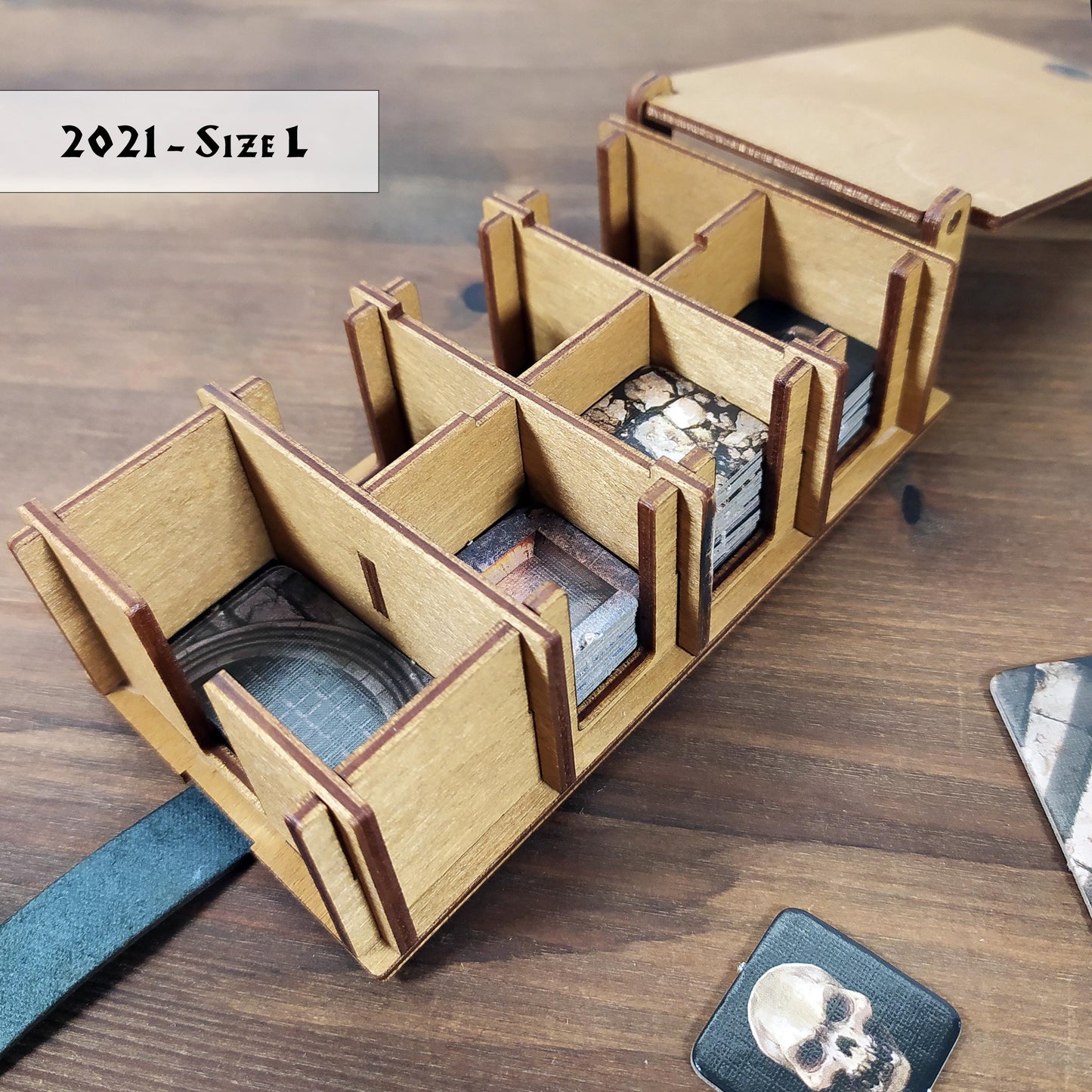 Cofanetto Porta Tasselli HeroQuest 2021 in Legno e Pelle – Organizer per Tiles e Token di Gioco – Taglia S o L