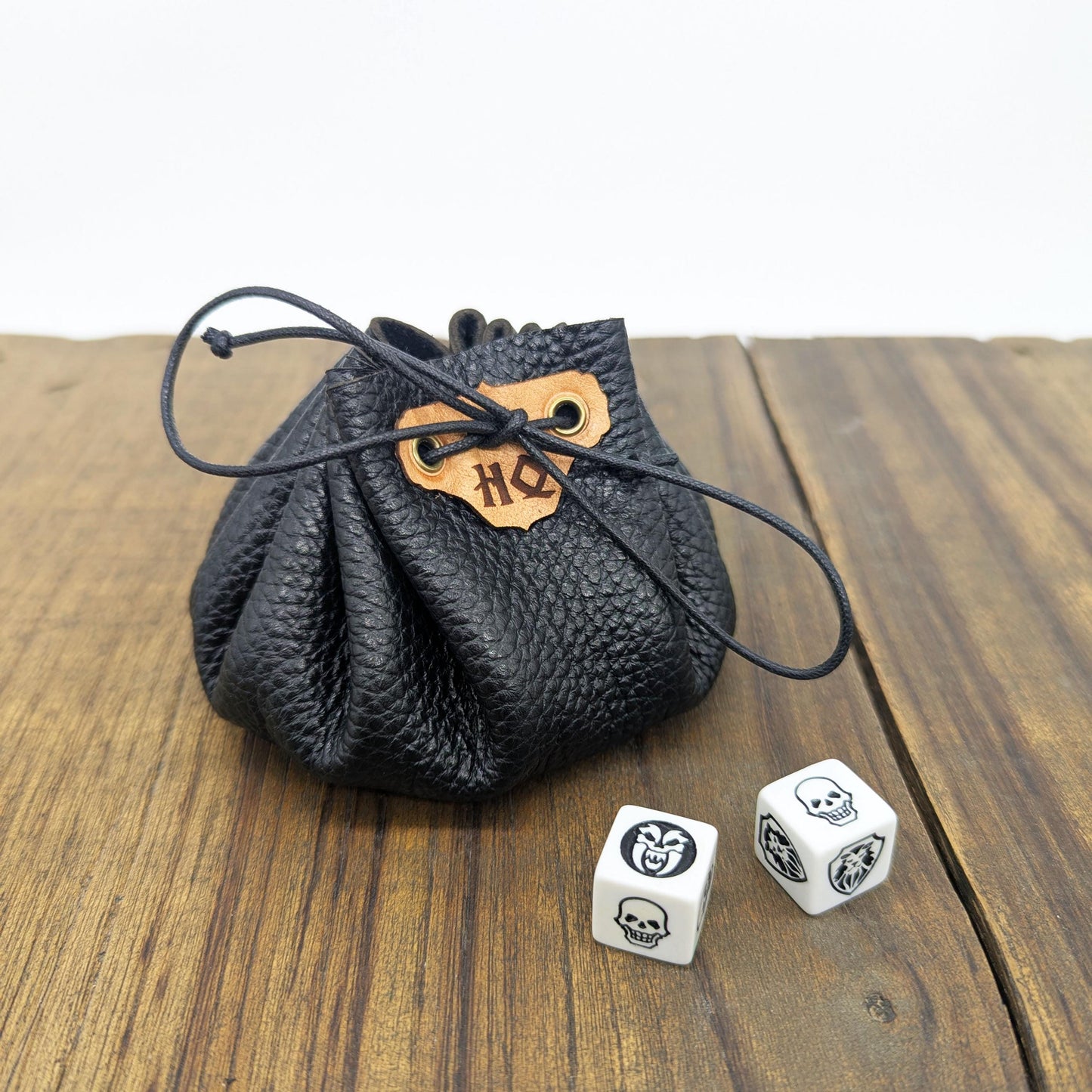 Borsa Porta Dadi in Pelle per HeroQuest con Vassoio Lancia Dadi – Patch con Icone Classiche 1989 o Nuova Edizione 2021