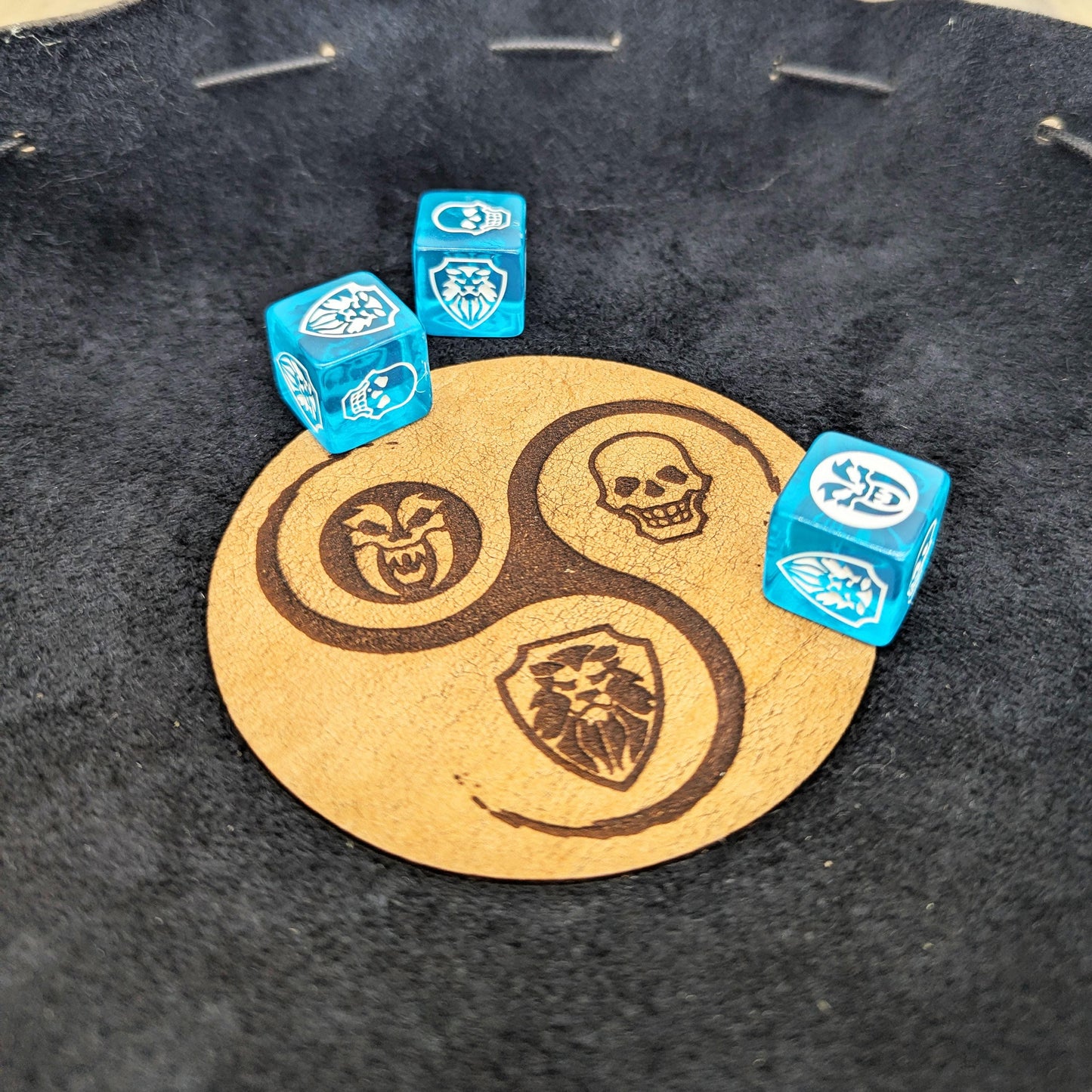 Borsa Porta Dadi in Pelle per HeroQuest con Vassoio Lancia Dadi – Patch con Icone Classiche 1989 o Nuova Edizione 2021