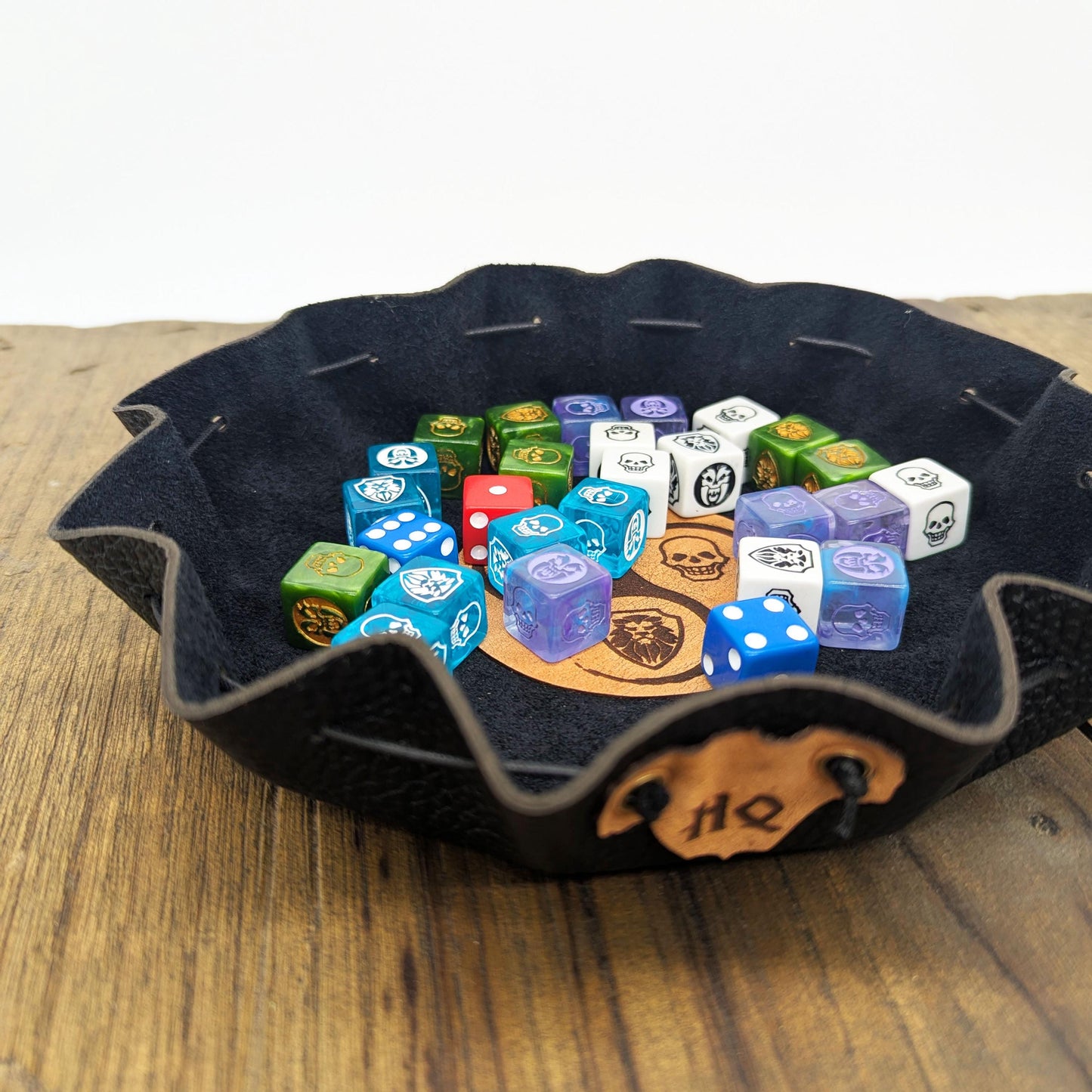 Borsa Porta Dadi in Pelle per HeroQuest con Vassoio Lancia Dadi – Patch con Icone Classiche 1989 o Nuova Edizione 2021