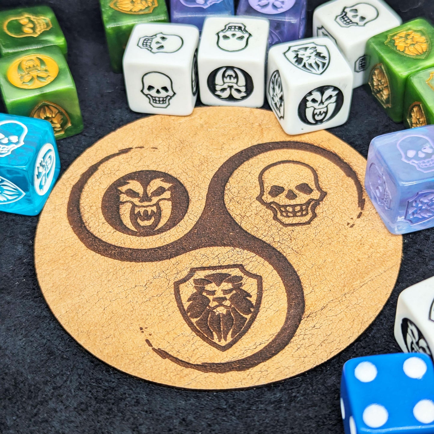 Borsa Porta Dadi in Pelle per HeroQuest con Vassoio Lancia Dadi – Patch con Icone Classiche 1989 o Nuova Edizione 2021
