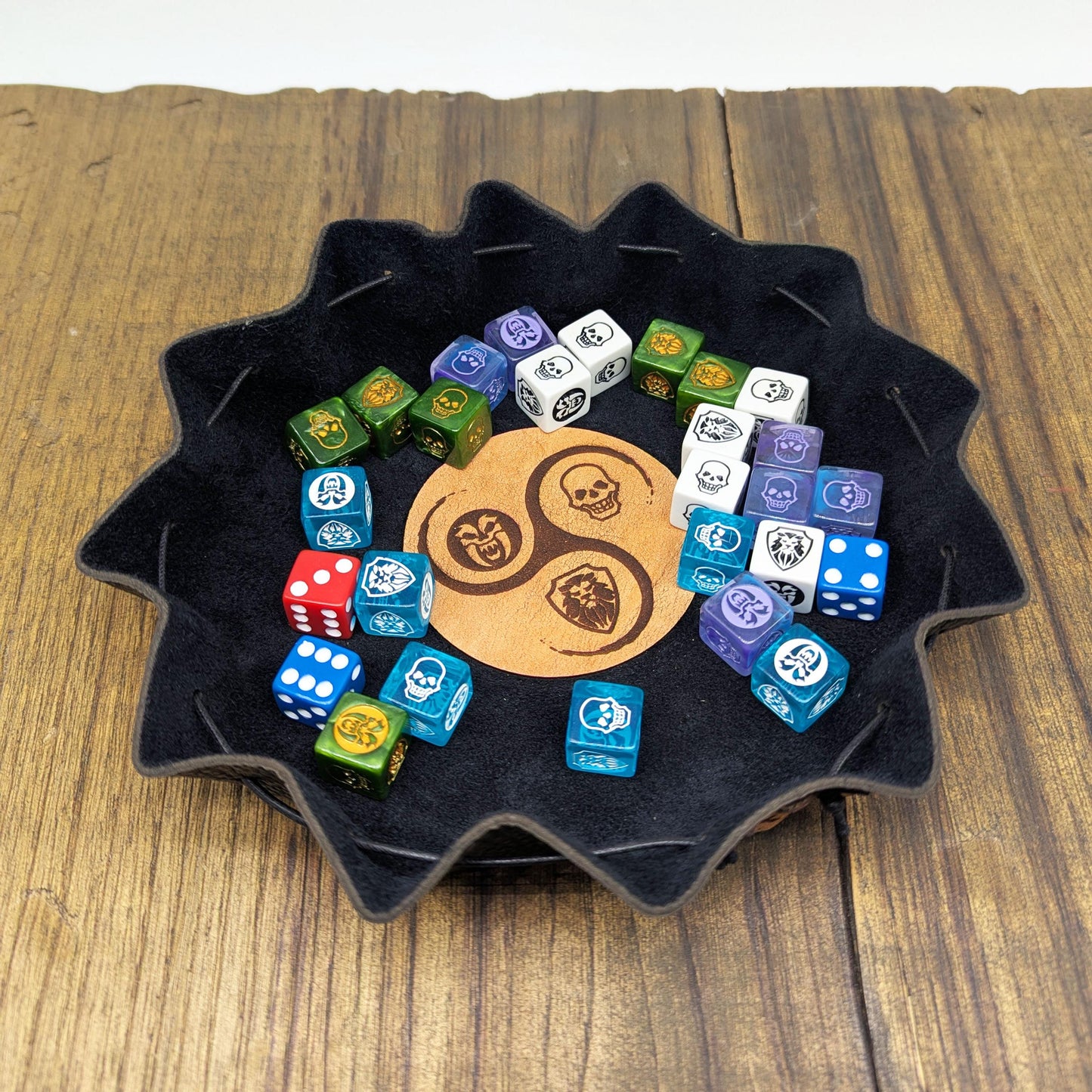 Borsa Porta Dadi in Pelle per HeroQuest con Vassoio Lancia Dadi – Patch con Icone Classiche 1989 o Nuova Edizione 2021