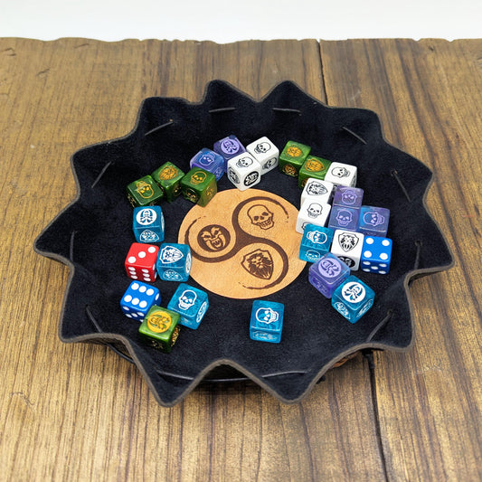 Borsa Porta Dadi in Pelle per HeroQuest con Vassoio Lancia Dadi – Patch con Icone Classiche 1989 o Nuova Edizione 2021