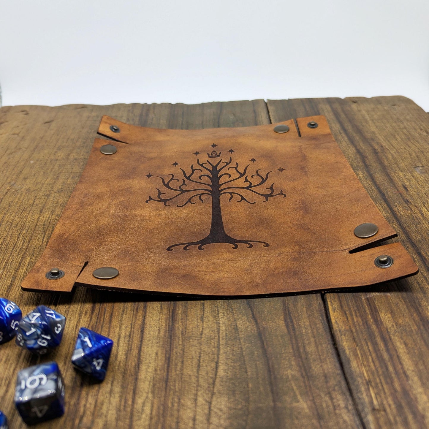 Lancia Dadi in Cuoio Toscano a Concia Vegetale con Albero di Gondor – LOTR, MESBG e GdR