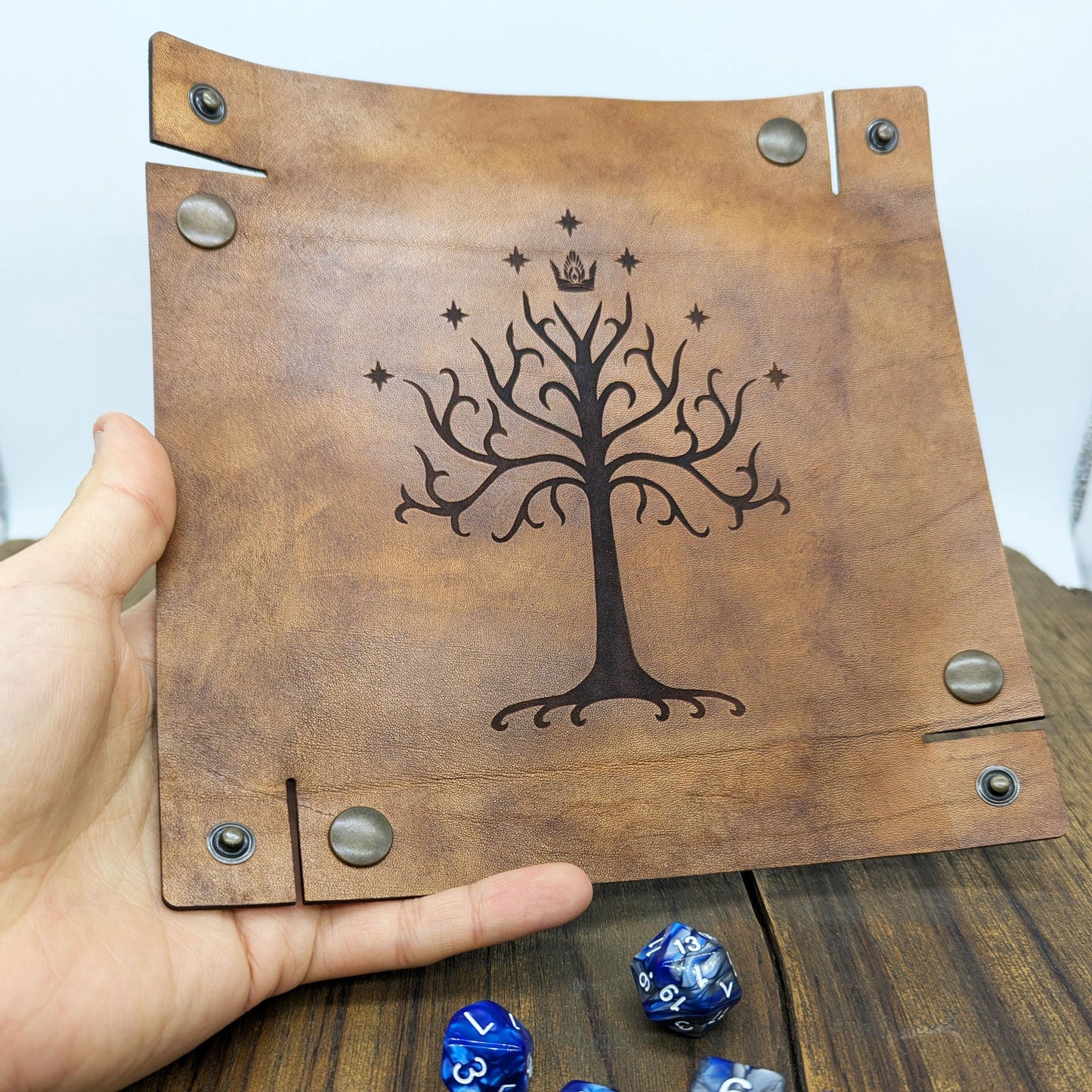 Lancia Dadi in Cuoio Toscano a Concia Vegetale con Albero di Gondor – LOTR, MESBG e GdR