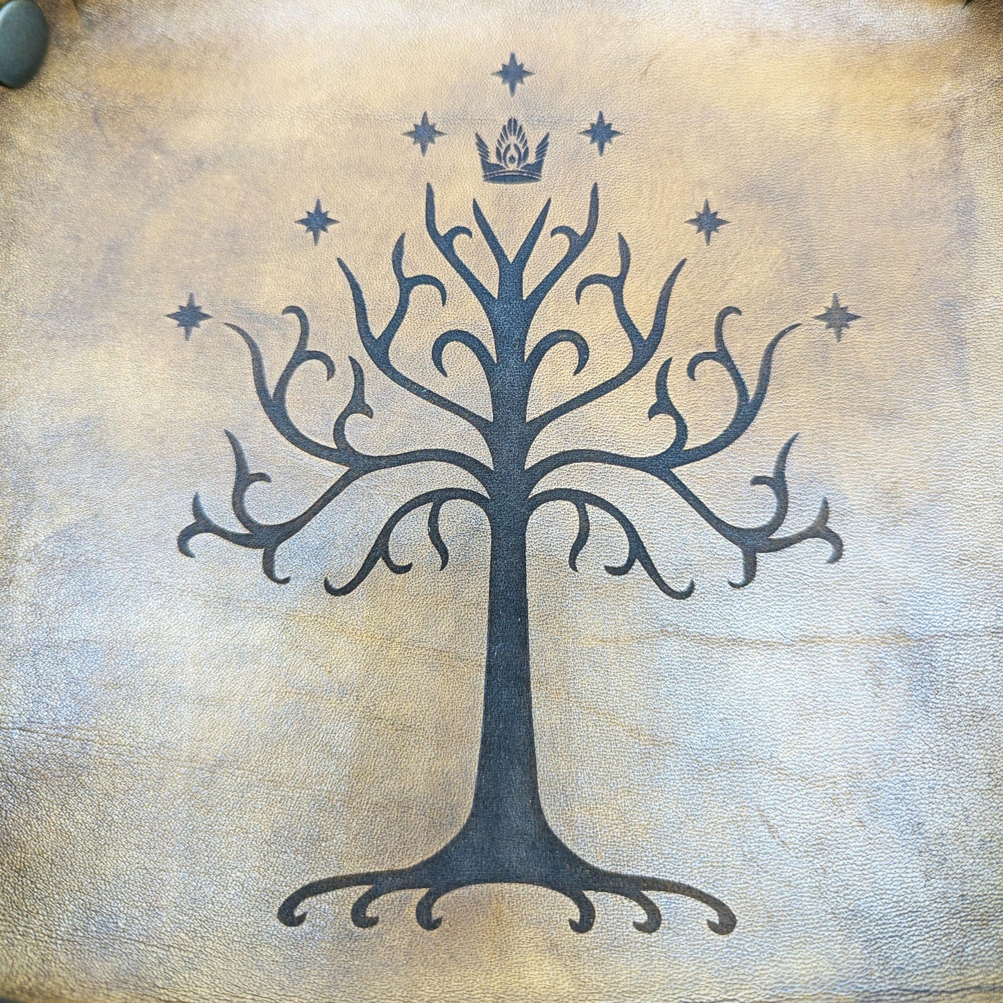 Lancia Dadi in Cuoio Toscano a Concia Vegetale con Albero di Gondor – LOTR, MESBG e GdR