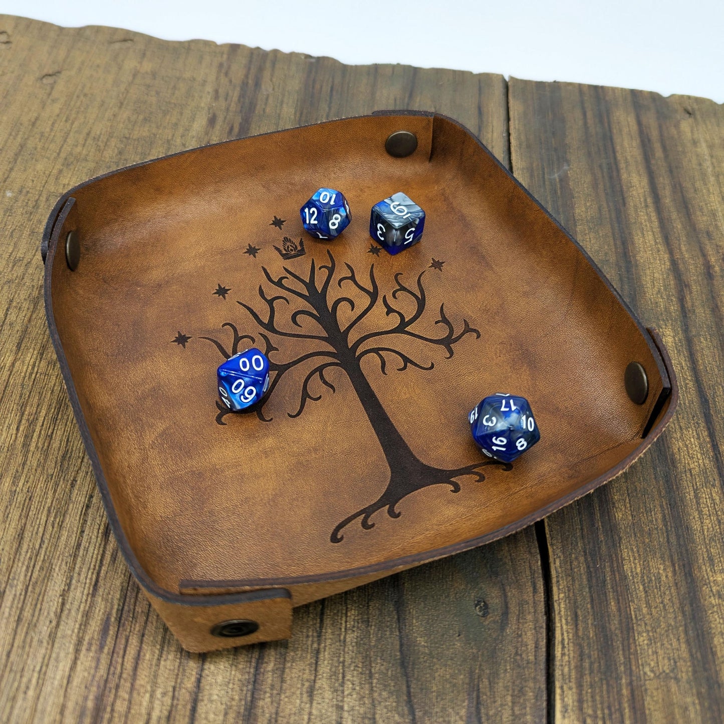 Lancia Dadi in Cuoio Toscano a Concia Vegetale con Albero di Gondor – LOTR, MESBG e GdR