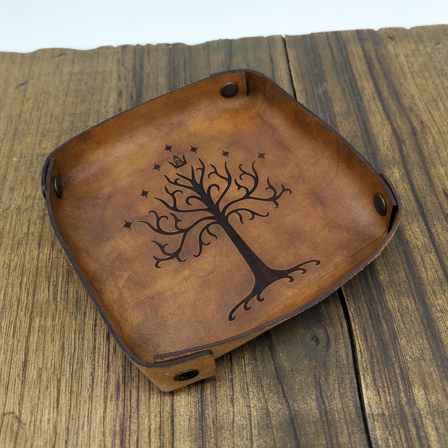 Lancia Dadi in Cuoio Toscano a Concia Vegetale con Albero di Gondor – LOTR, MESBG e GdR