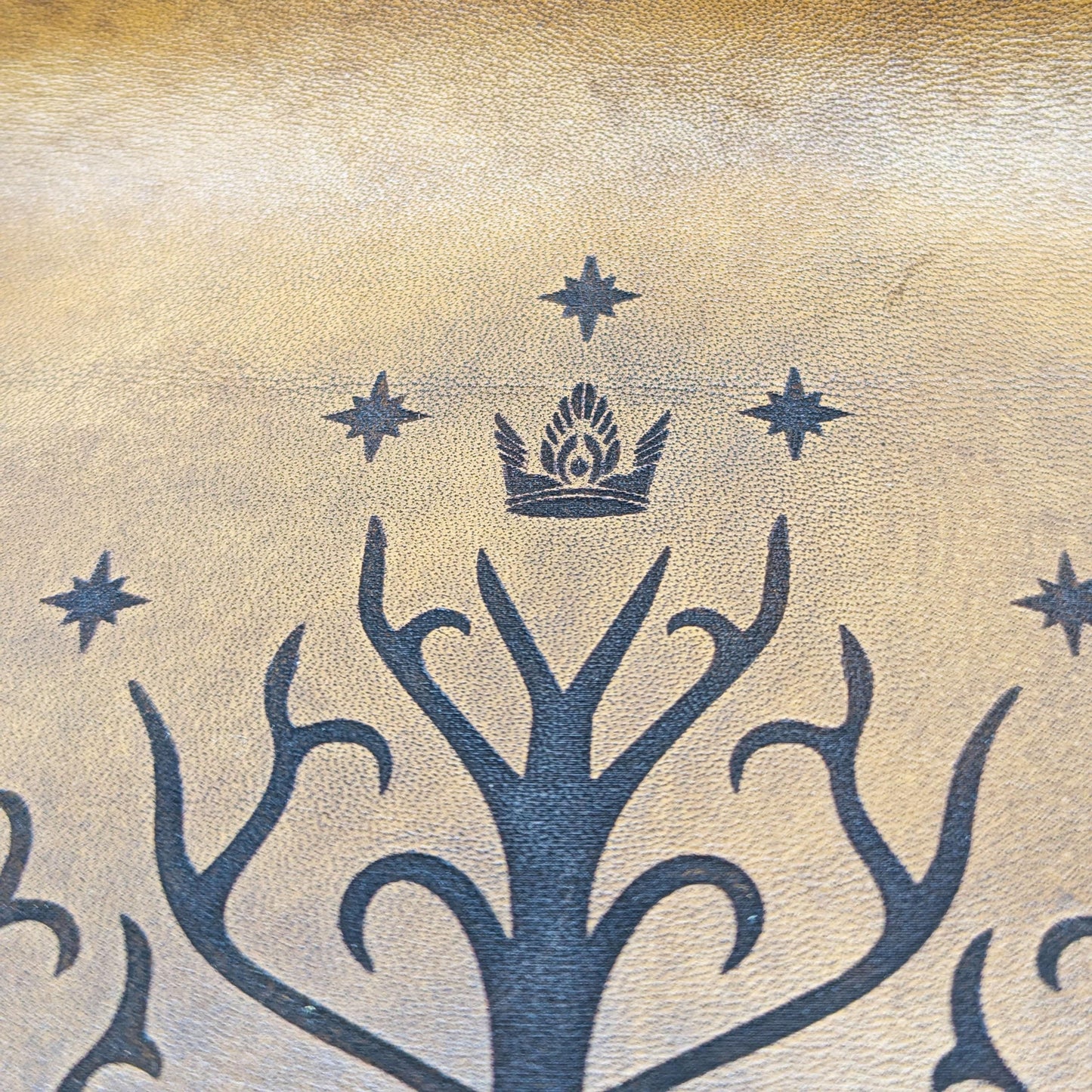 Lancia Dadi in Cuoio Toscano a Concia Vegetale con Albero di Gondor – LOTR, MESBG e GdR