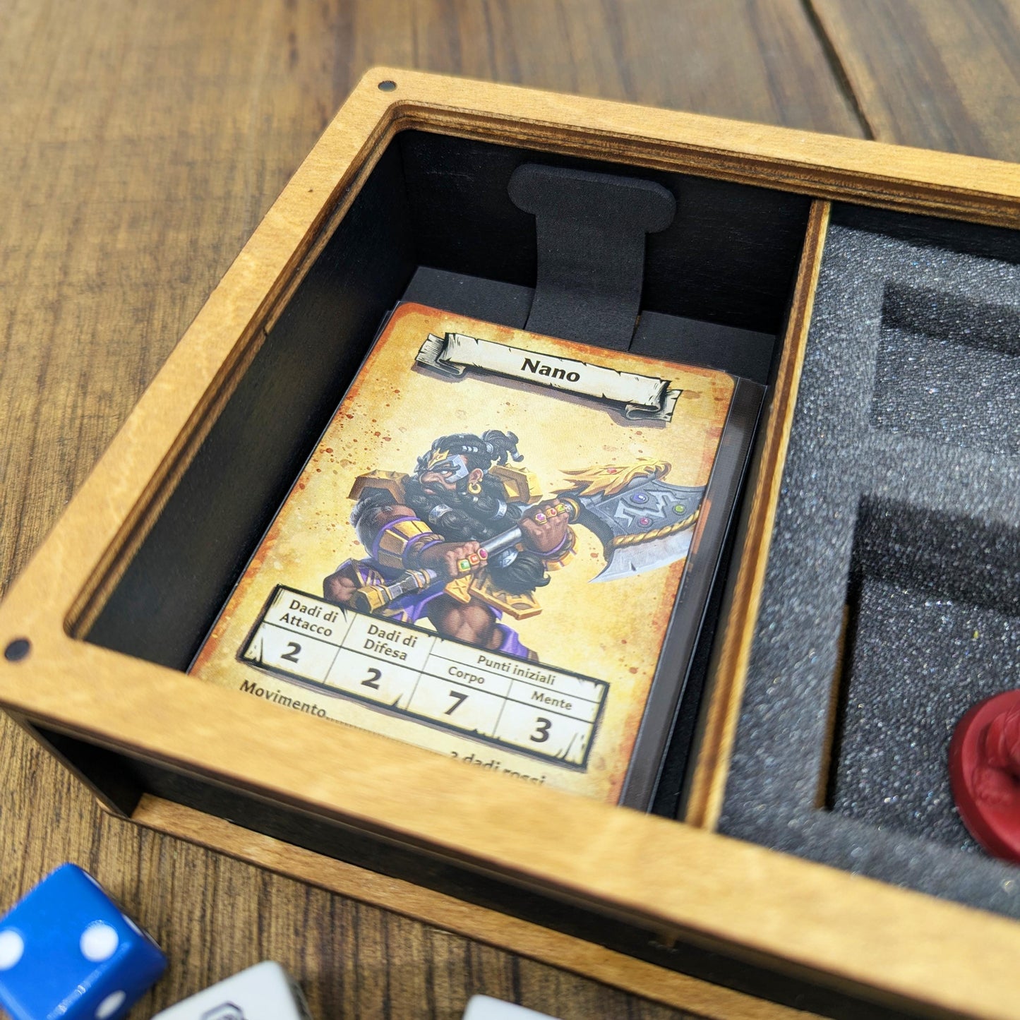 Hero Box HeroQuest in Legno – Cofanetto Eroe con Alloggiamento per Miniatura, Dadi e Carte Personaggio – Coperchio Magnetico