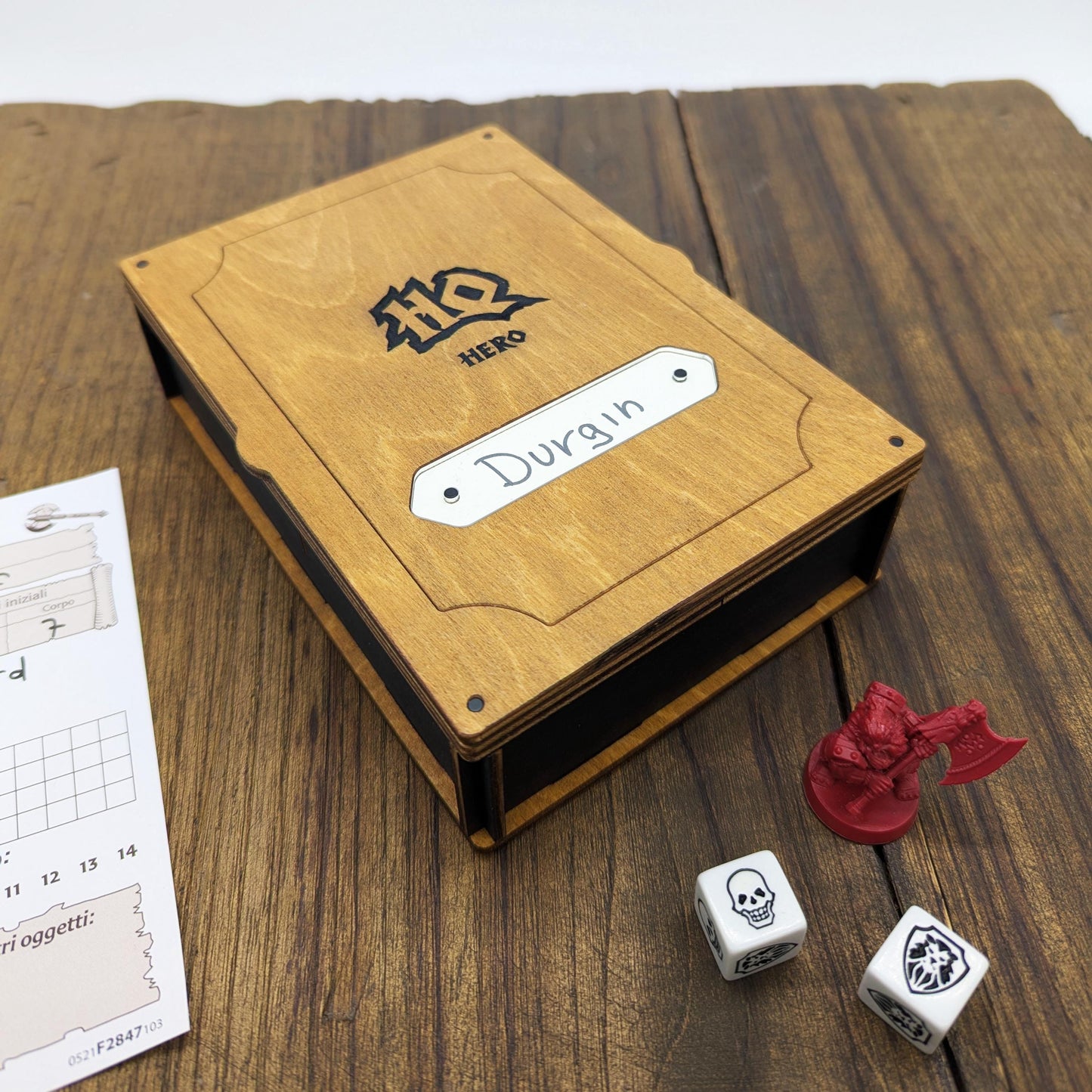 Hero Box HeroQuest in Legno – Cofanetto Eroe con Alloggiamento per Miniatura, Dadi e Carte Personaggio – Coperchio Magnetico