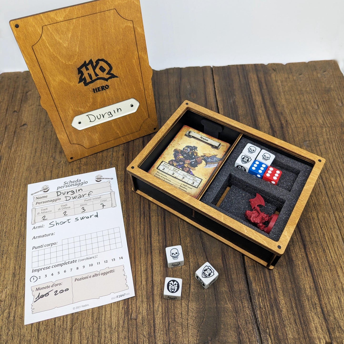 Hero Box HeroQuest in Legno – Cofanetto Eroe con Alloggiamento per Miniatura, Dadi e Carte Personaggio – Coperchio Magnetico