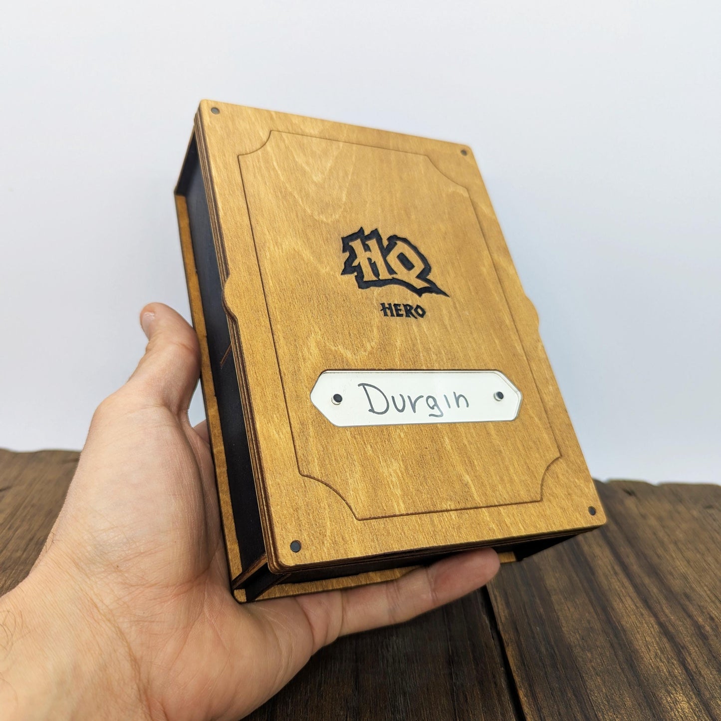 Hero Box HeroQuest in Legno – Cofanetto Eroe con Alloggiamento per Miniatura, Dadi e Carte Personaggio – Coperchio Magnetico