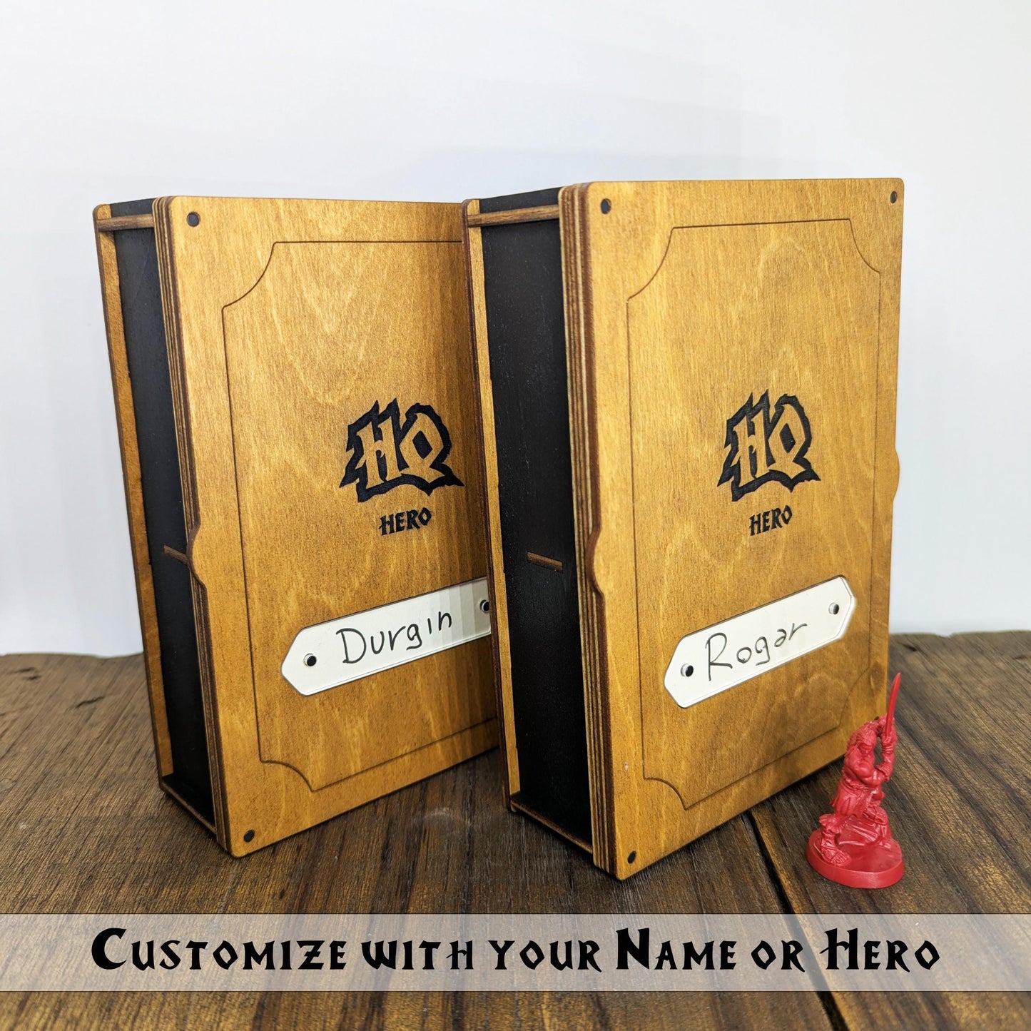 Hero Box HeroQuest in Legno – Cofanetto Eroe con Alloggiamento per Miniatura, Dadi e Carte Personaggio – Coperchio Magnetico