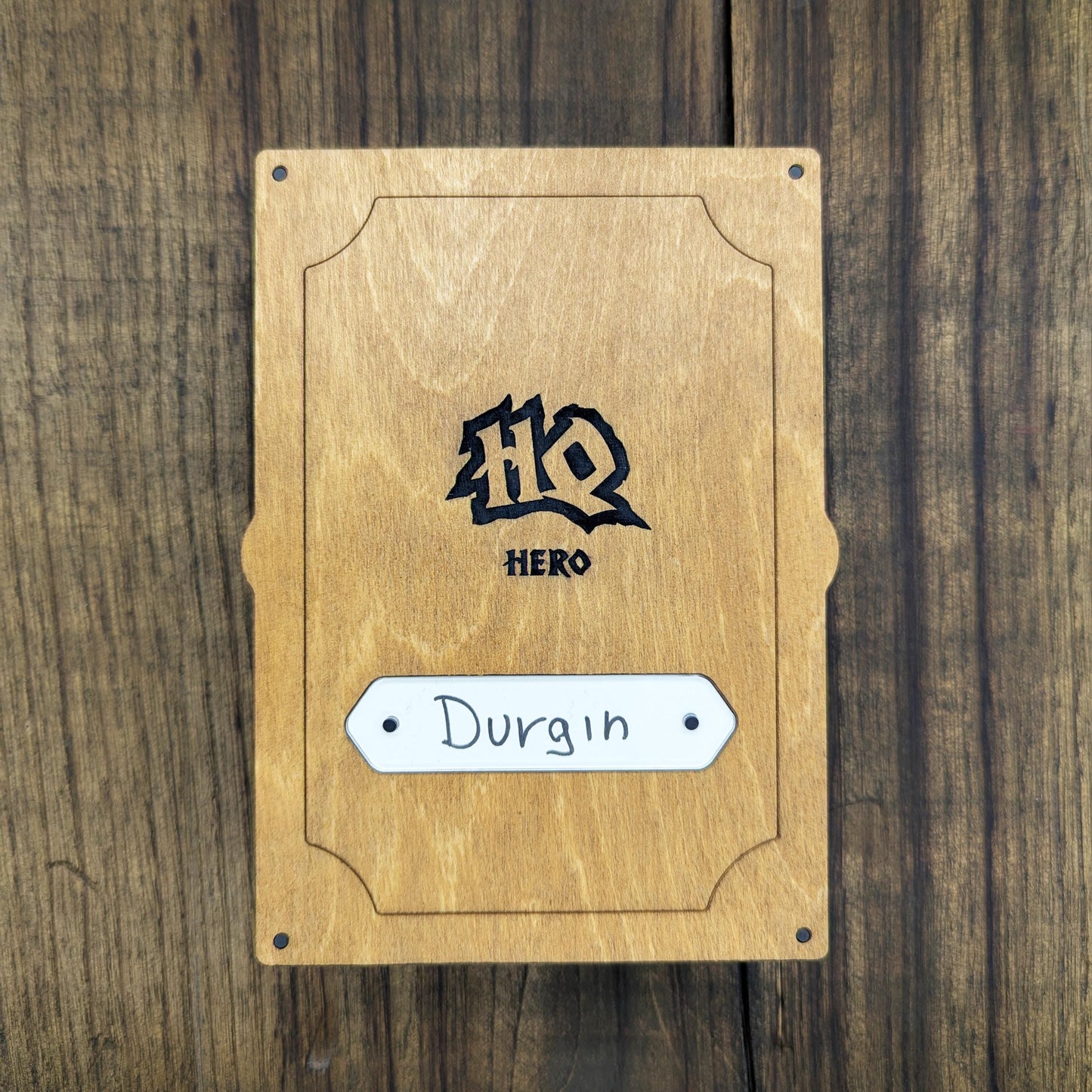 Hero Box HeroQuest in Legno – Cofanetto Eroe con Alloggiamento per Miniatura, Dadi e Carte Personaggio – Coperchio Magnetico