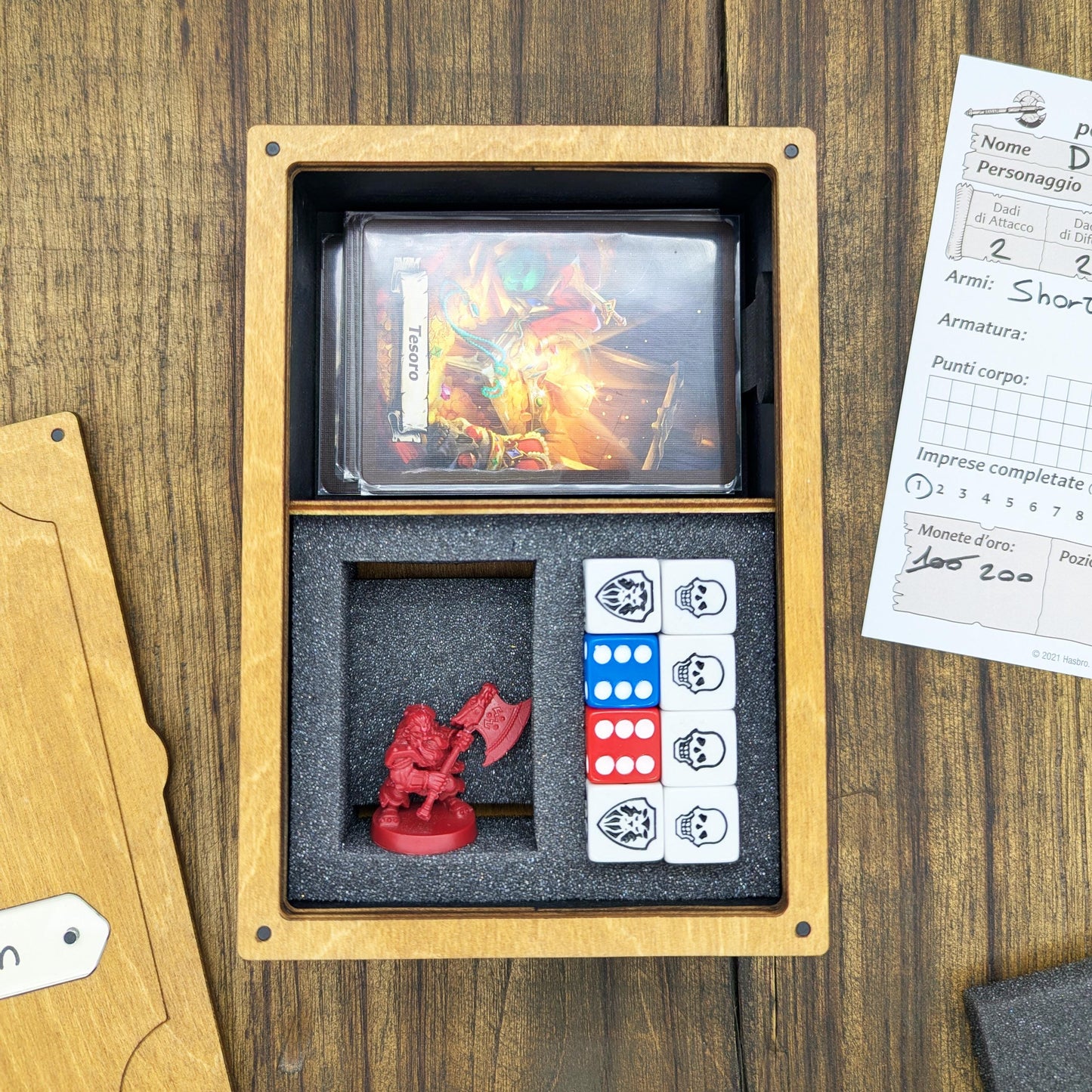 Hero Box HeroQuest in Legno – Cofanetto Eroe con Alloggiamento per Miniatura, Dadi e Carte Personaggio – Coperchio Magnetico