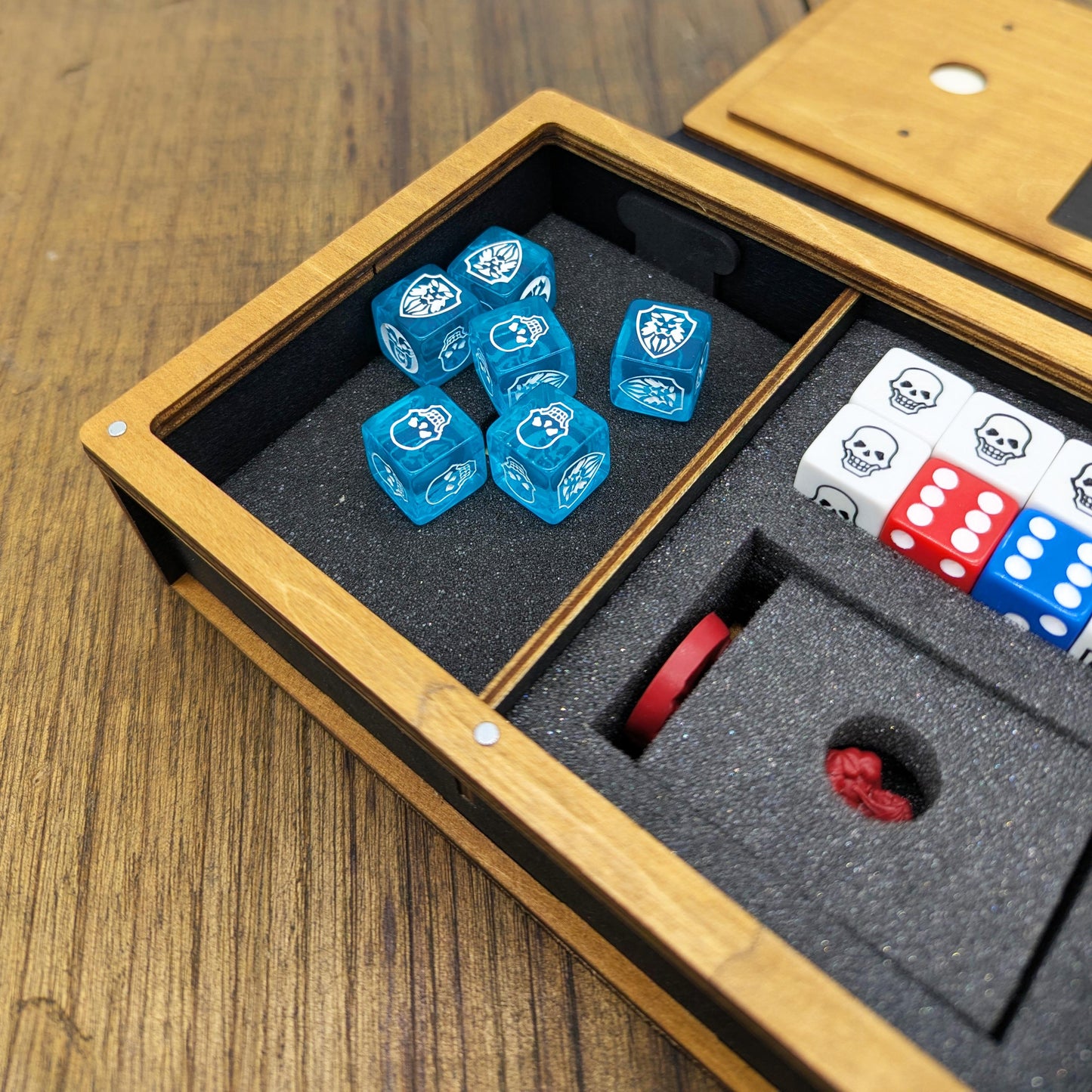 Hero Book HeroQuest – Cofanetto Eroe a Forma di Libro in Legno e Pelle Italiana – Slot per Miniatura, Dadi, Carte, Scheda Personaggio, Altro