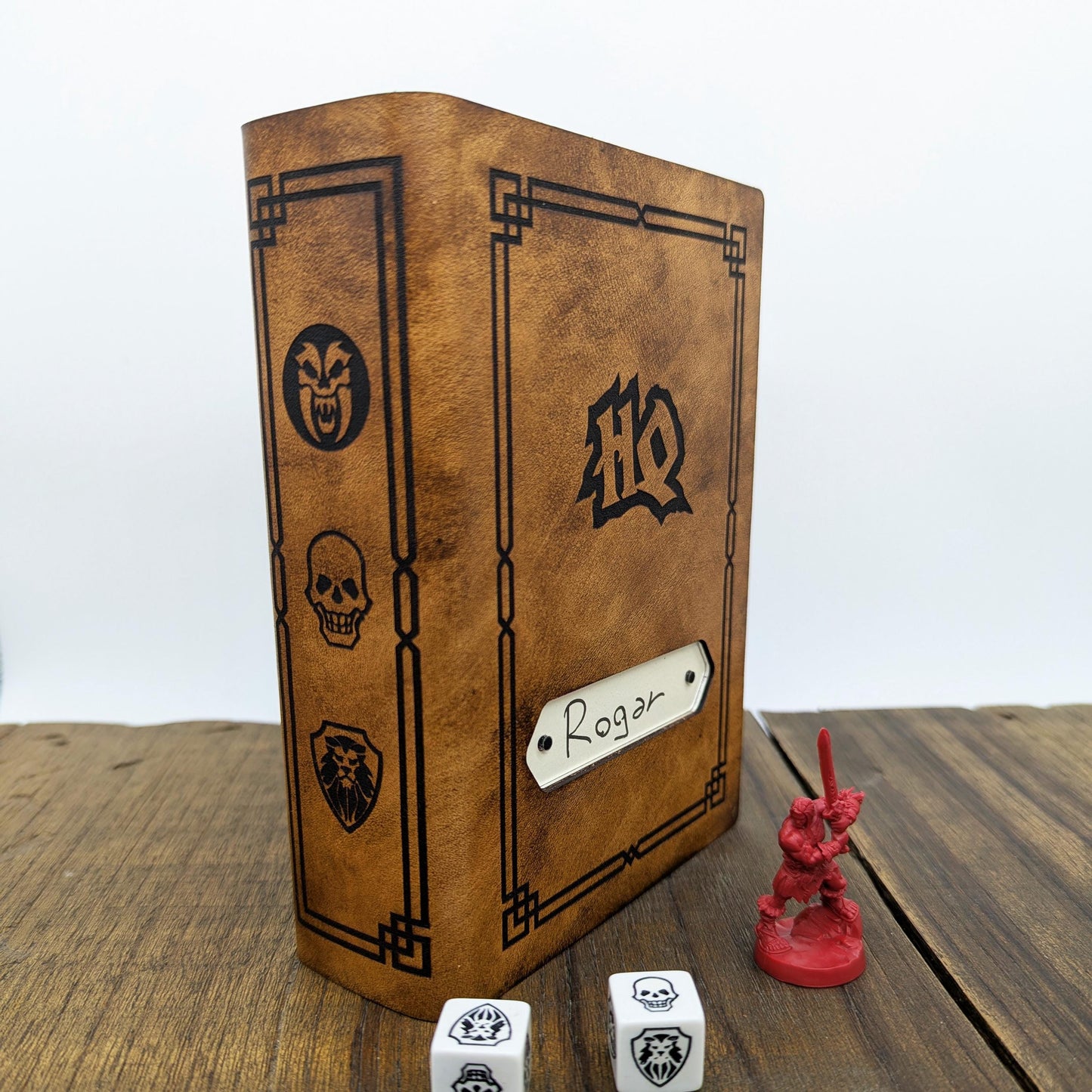 Hero Book HeroQuest – Cofanetto Eroe a Forma di Libro in Legno e Pelle Italiana – Slot per Miniatura, Dadi, Carte, Scheda Personaggio, Altro