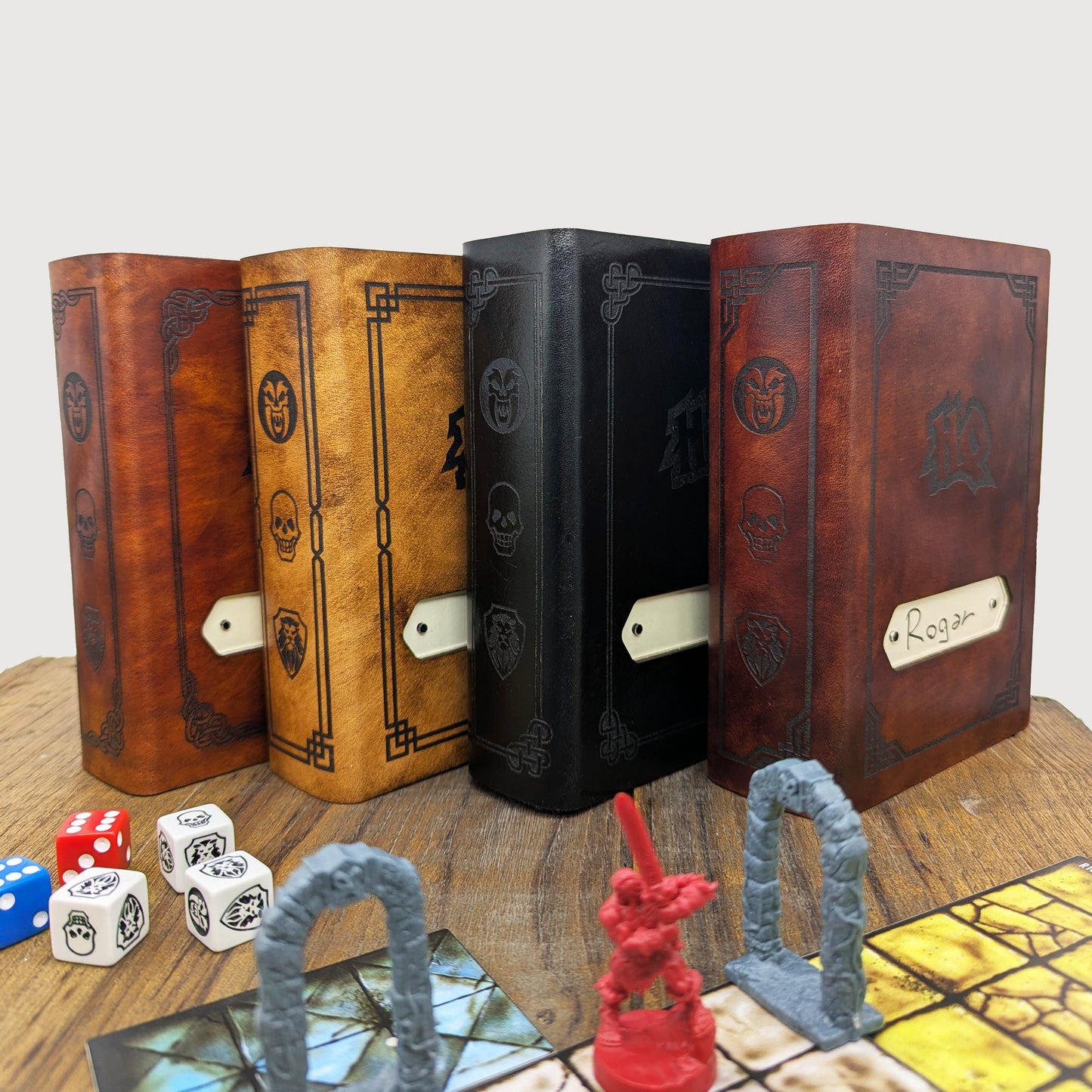 Hero Book HeroQuest – Cofanetto Eroe a Forma di Libro in Legno e Pelle Italiana – Slot per Miniatura, Dadi, Carte, Scheda Personaggio, Altro