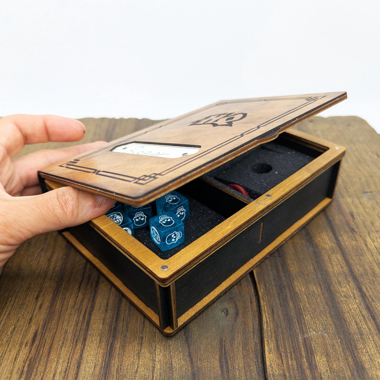 Hero Book HeroQuest – Cofanetto Eroe a Forma di Libro in Legno e Pelle Italiana – Slot per Miniatura, Dadi, Carte, Scheda Personaggio, Altro