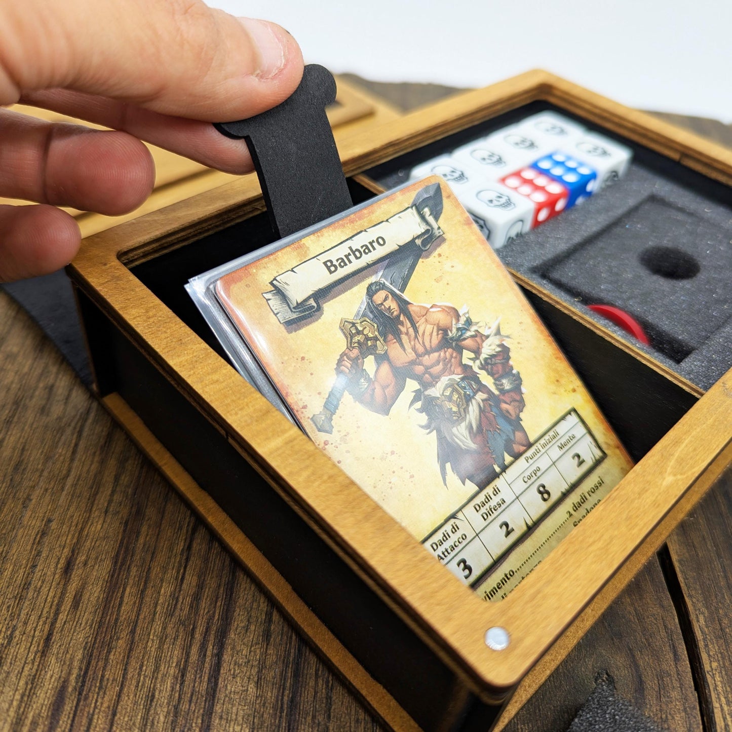 Hero Book HeroQuest – Cofanetto Eroe a Forma di Libro in Legno e Pelle Italiana – Slot per Miniatura, Dadi, Carte, Scheda Personaggio, Altro