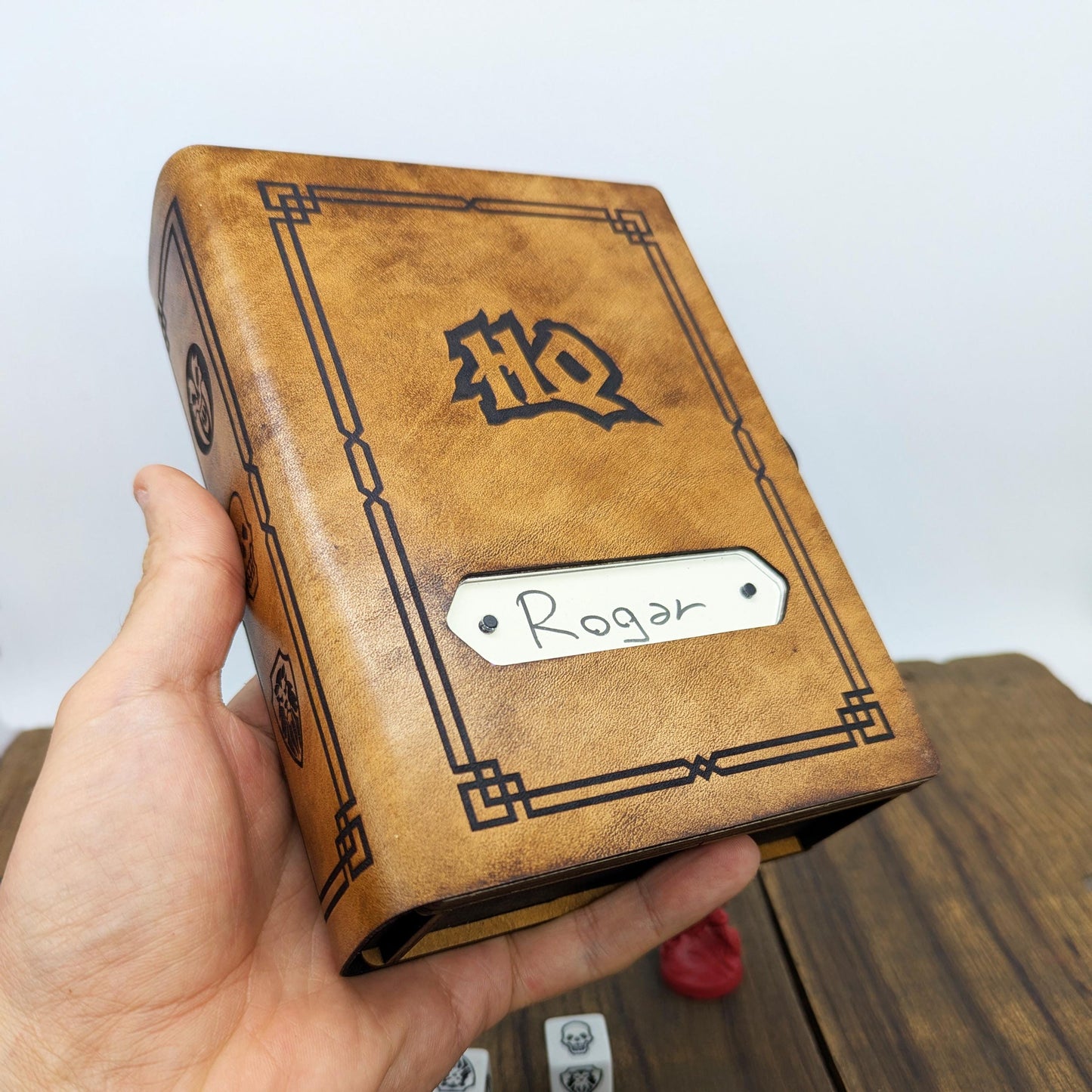 Hero Book HeroQuest – Cofanetto Eroe a Forma di Libro in Legno e Pelle Italiana – Slot per Miniatura, Dadi, Carte, Scheda Personaggio, Altro