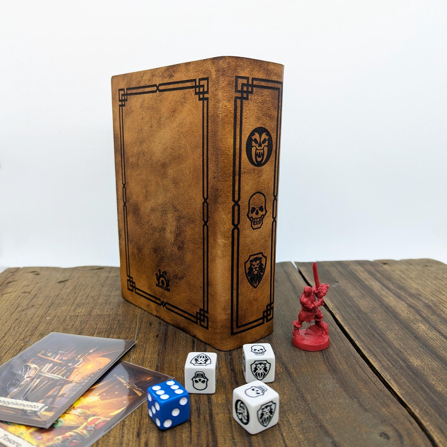 Hero Book HeroQuest – Cofanetto Eroe a Forma di Libro in Legno e Pelle Italiana – Slot per Miniatura, Dadi, Carte, Scheda Personaggio, Altro