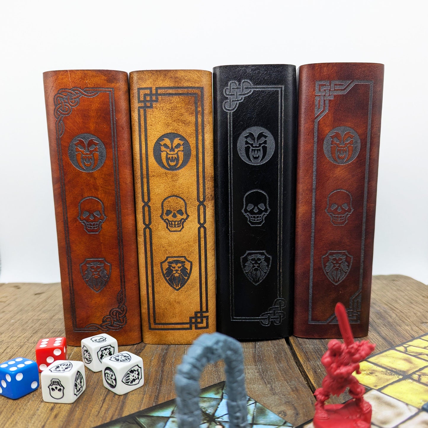 Hero Book HeroQuest – Cofanetto Eroe a Forma di Libro in Legno e Pelle Italiana – Slot per Miniatura, Dadi, Carte, Scheda Personaggio, Altro